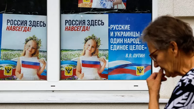Russian propaganda in the occupied Kherson featuring a Putin quote "Russians and Ukrainians are one nation, a single whole." Photo: Reuters